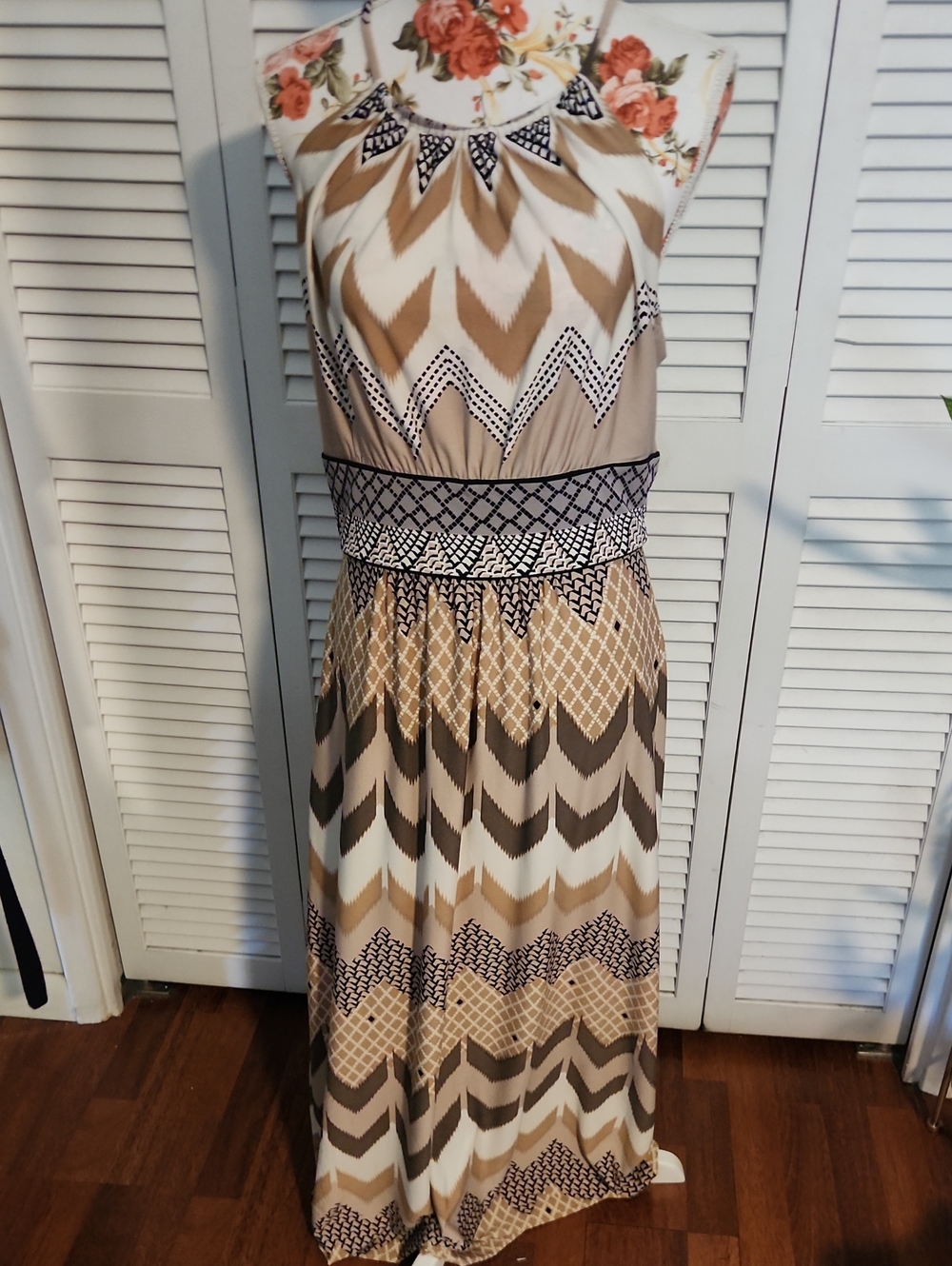 Sleeveless Chevron Print Maxi Dress in Beige and White